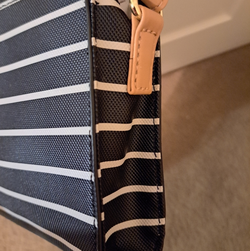 Kenneth Cole Reaction Crossbody NWT - Picture 3 of 7